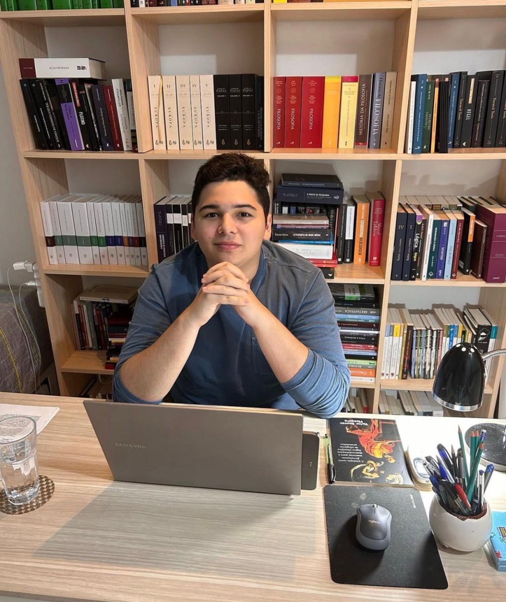 Aos 18 anos, Victor Amorim lança 3º livro e provoca reflexão entre acadêmicos e&nbsp;religiosos
